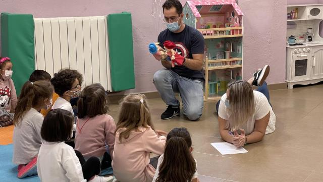 Los monitores junto a los niños en los talleres por la igualdad celebrados en Guijuelo