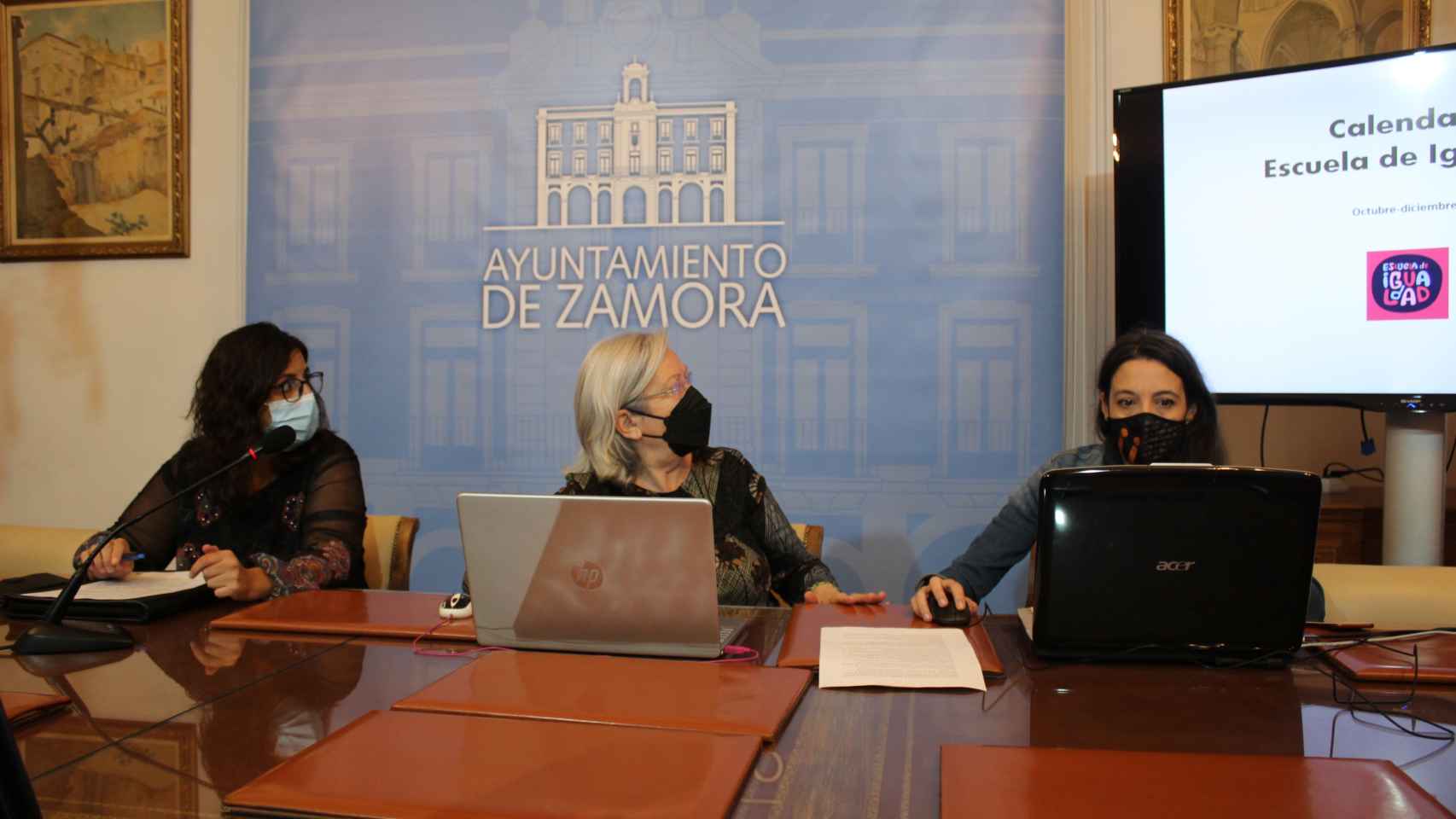 La concejala de Igualdad, Carmen Álvarez, junto con la agente de igualdad, Anahí Martín, y la formadora, Paula Santos