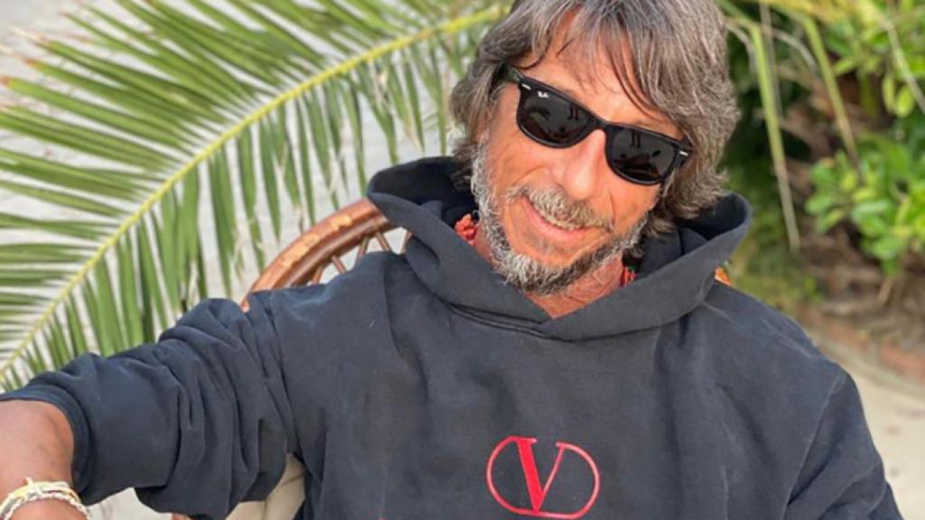 Pierpaolo Piccioni, diseñador de Valentino, con la última sudadera de la marca.