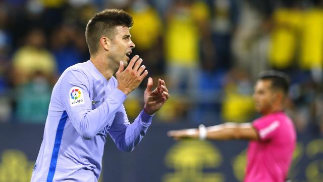 Piqué se lamenta durante el partido