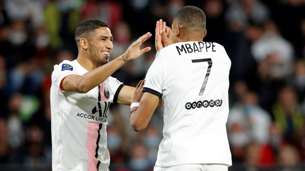 Achraf celebra un gol con Mbappé