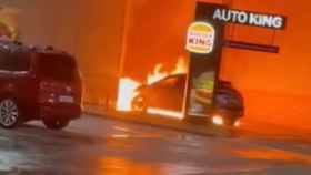 Impresionante video de un coche ardiendo a las puertas de un Burger King de Toledo