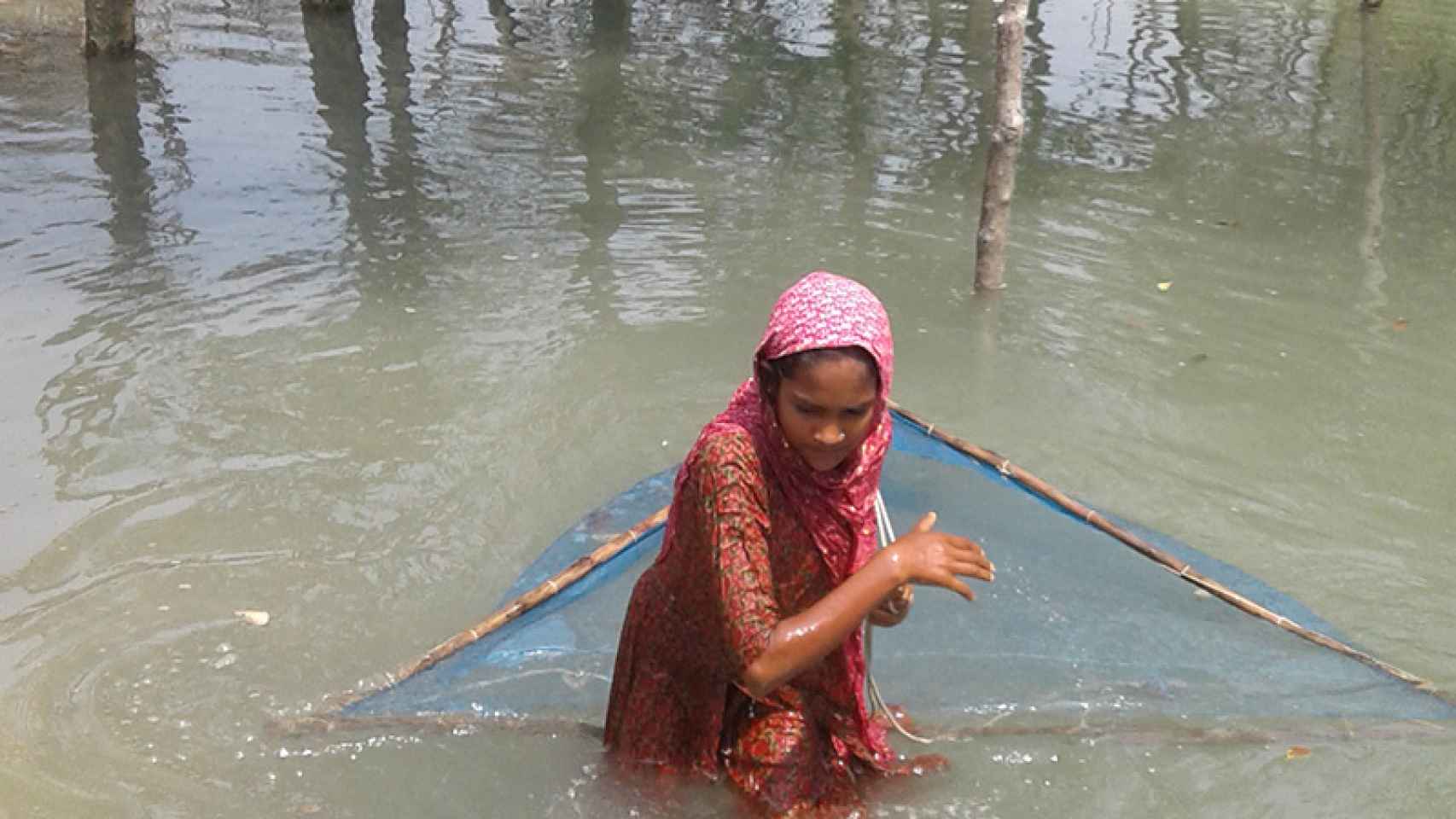 Sabina pescando en las aguas del río Khelpetua en Bangladesh.