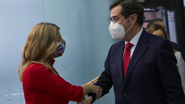 Yolanda Díaz, ministra de Trabajo y Economía Social, y Antonio Garamendi, presidente de la CEOE.