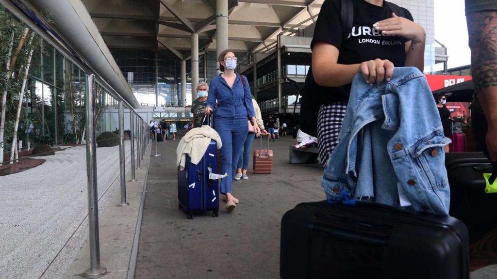 Turistas llegando a un aeropuerto, en imagen de archivo.