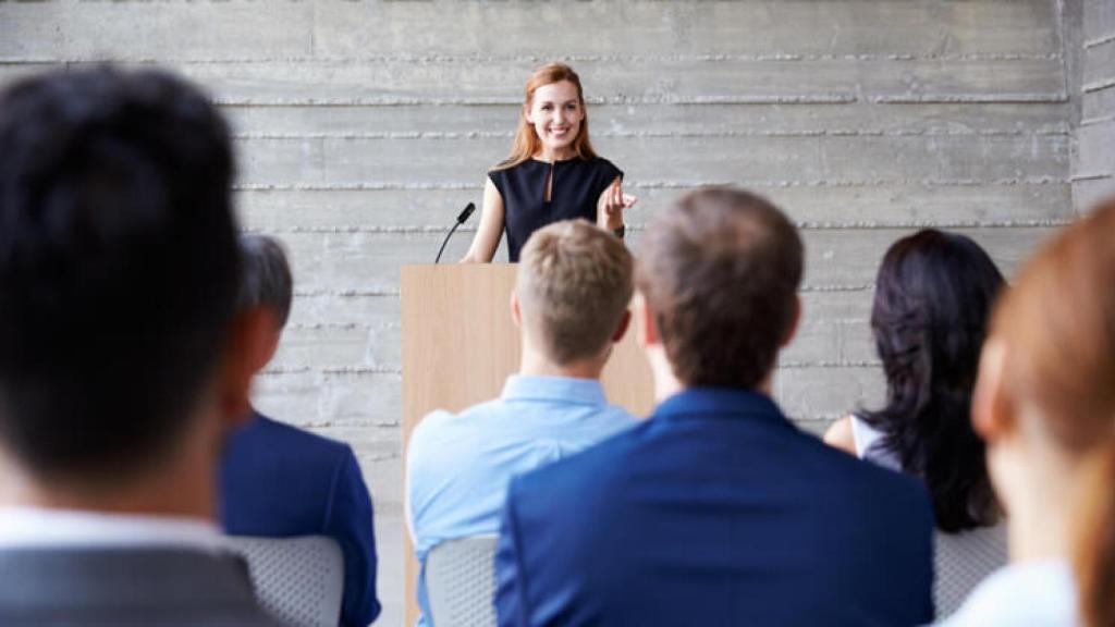 Mujer durante una ponencia en público.