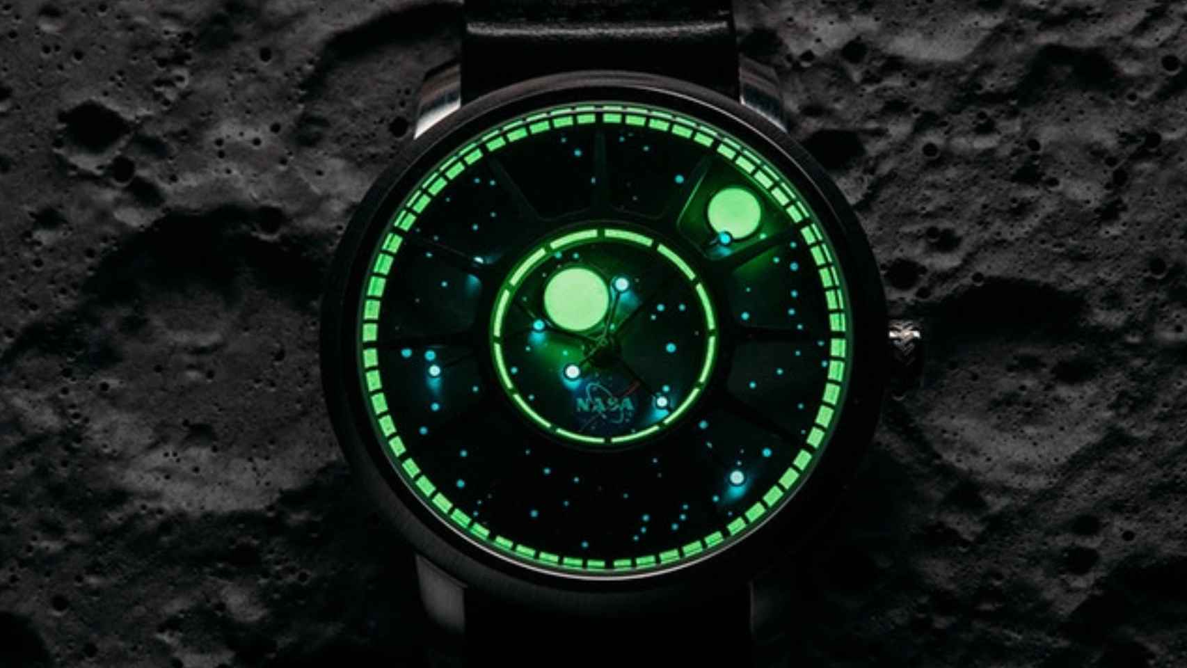 El reloj mostrando las fases lunares.