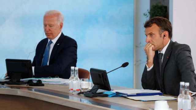 Joe Biden y Emmanuel Macron, en un pleno del G7.