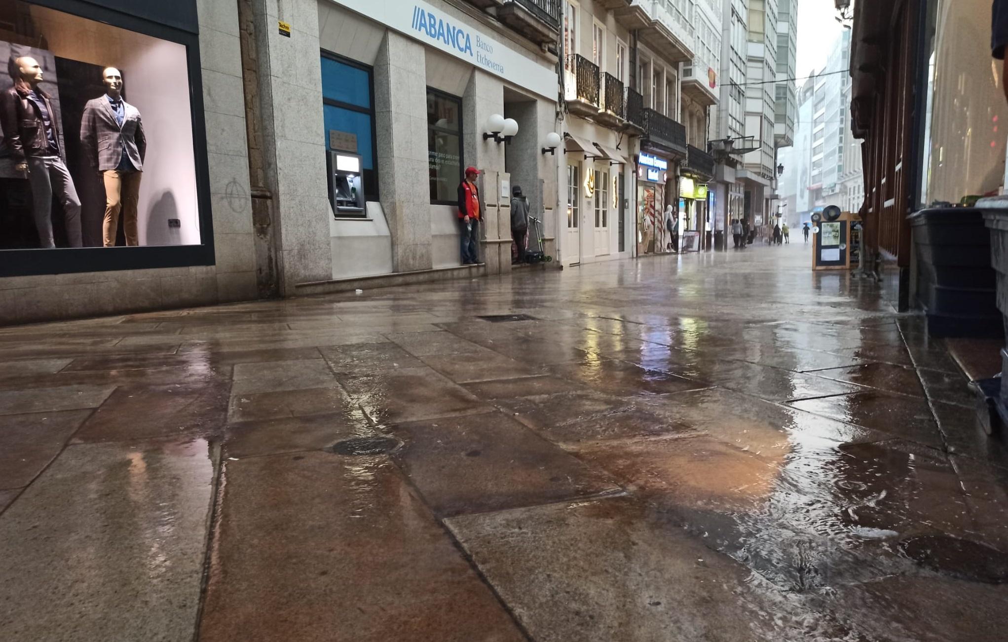 La calle Real de A Coruña durante esta jornada de lluvia intensa.