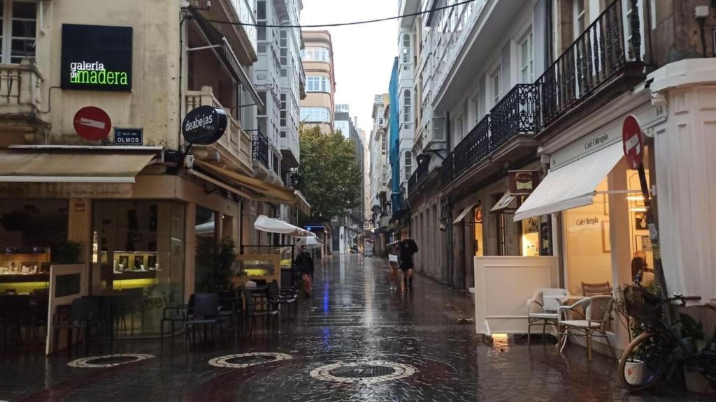 Las calles del centro de A Coruña en un día de lluvia y tormenta.