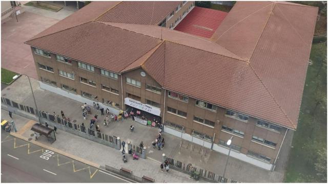 La protesta en el CEIP Sagrada Familia de A Coruña desde el aire.