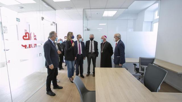 Personalidades visitan el interior de la nueva sede de Cáritas Santiago.