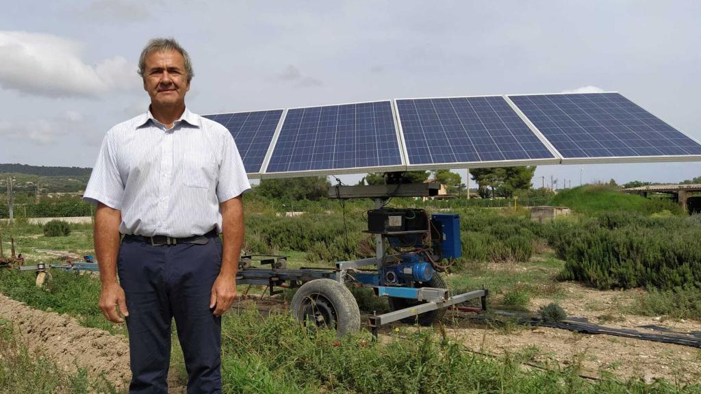 El agricultor Damià, junto a su invento.