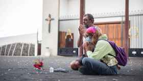 Libertad reza junto a su mejor amigo ante la iglesia de La Laguna a la Pachamama.
