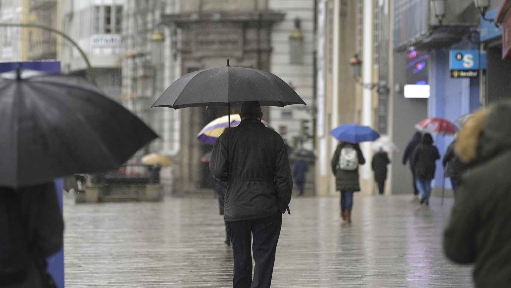 Gente camina por A Coruña durante el temporal ‘Filomena’.