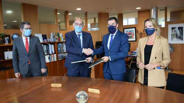 El rector de la UVigo y el conselleiro de Educación, acompañados por la delegada de la Xunta en Vigo y el vicerrector de Ordenación Académica y Profesorado.