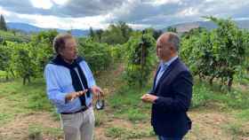 Roberto Verino y David Regades en los viñedos de la bodega Gargalo.