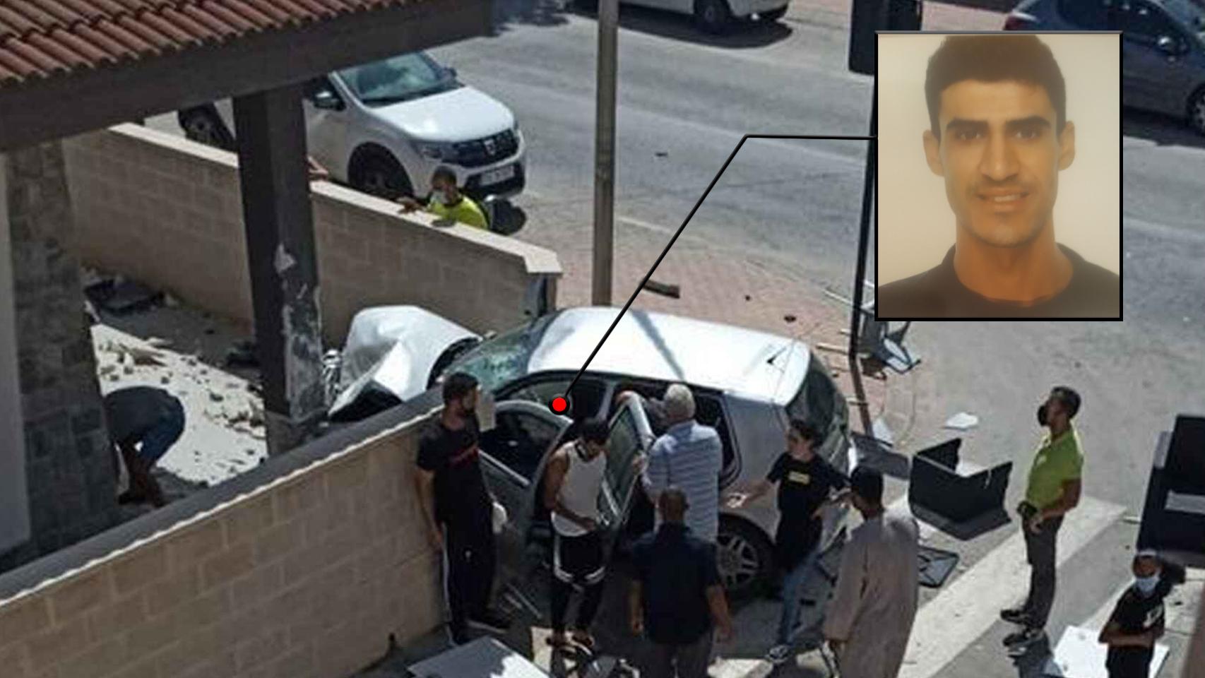 El Volkswagen Golf que conducía Abdellah se empotró contra la columna de una casa tras arrasar las terrazas de dos restaurantes en Roldán.