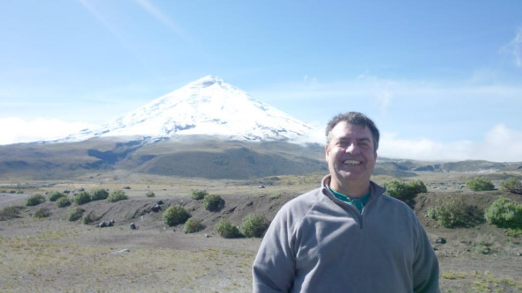 Joan Martí delante del volcán Cotopaxi, en Ecuador.