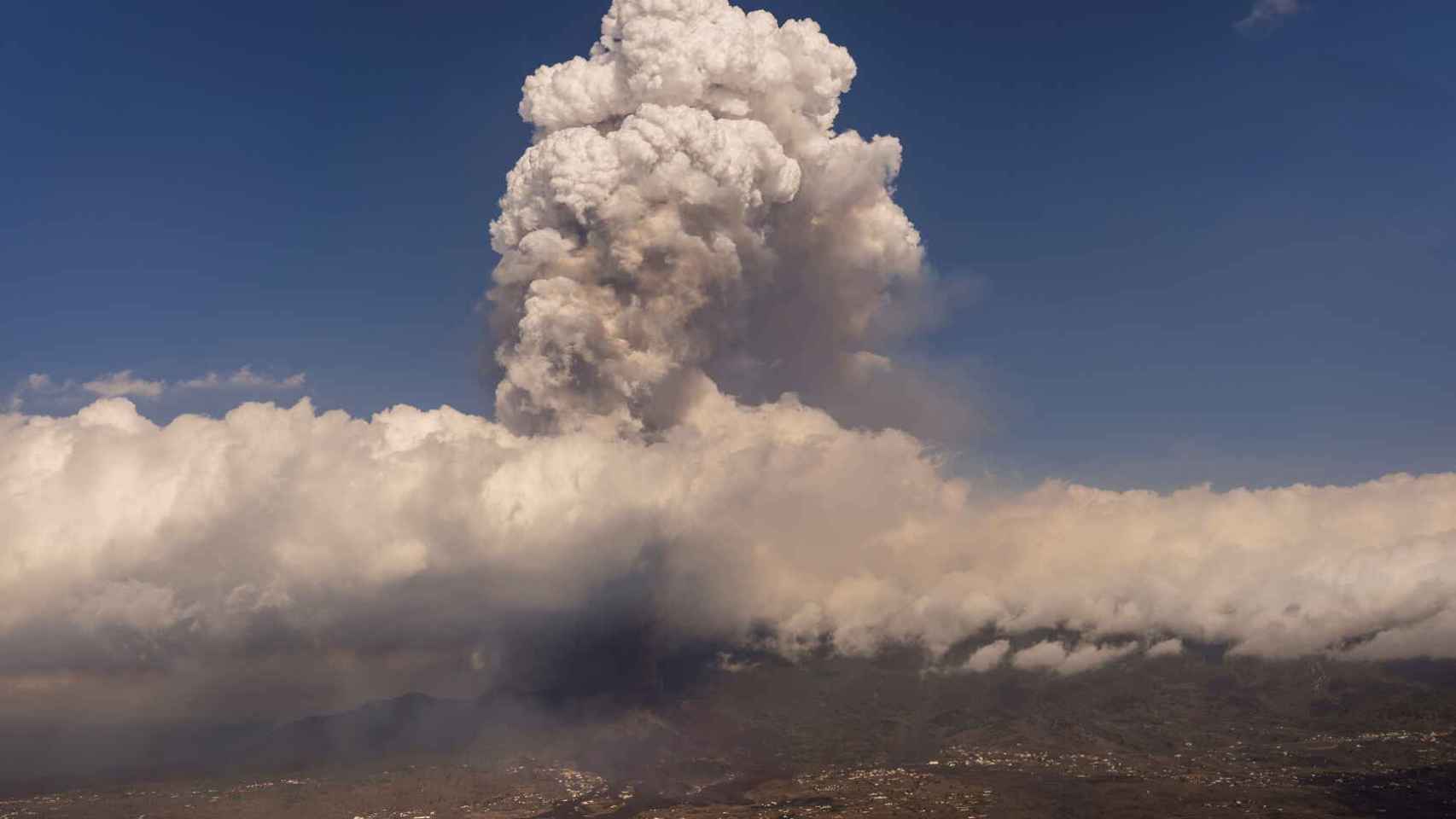 La nube de ceniza del volcán de La Palma el pasado viernes.