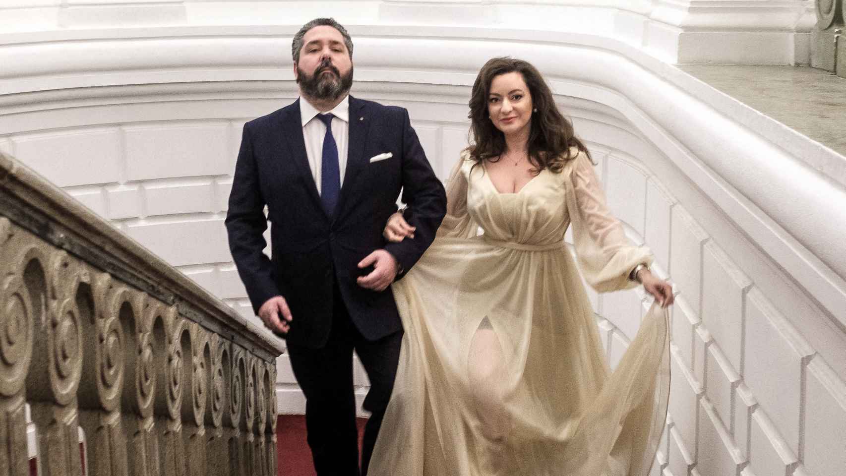 El heredero ruso y la escritora se han casado en el ayuntamiento de San Petersburgo.