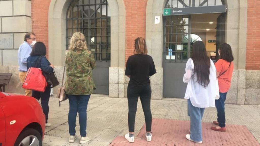 Un grupo de viajeros espera en Talavera la salida del tren hacia Madrid, con un considerable retraso en este punto de la línea