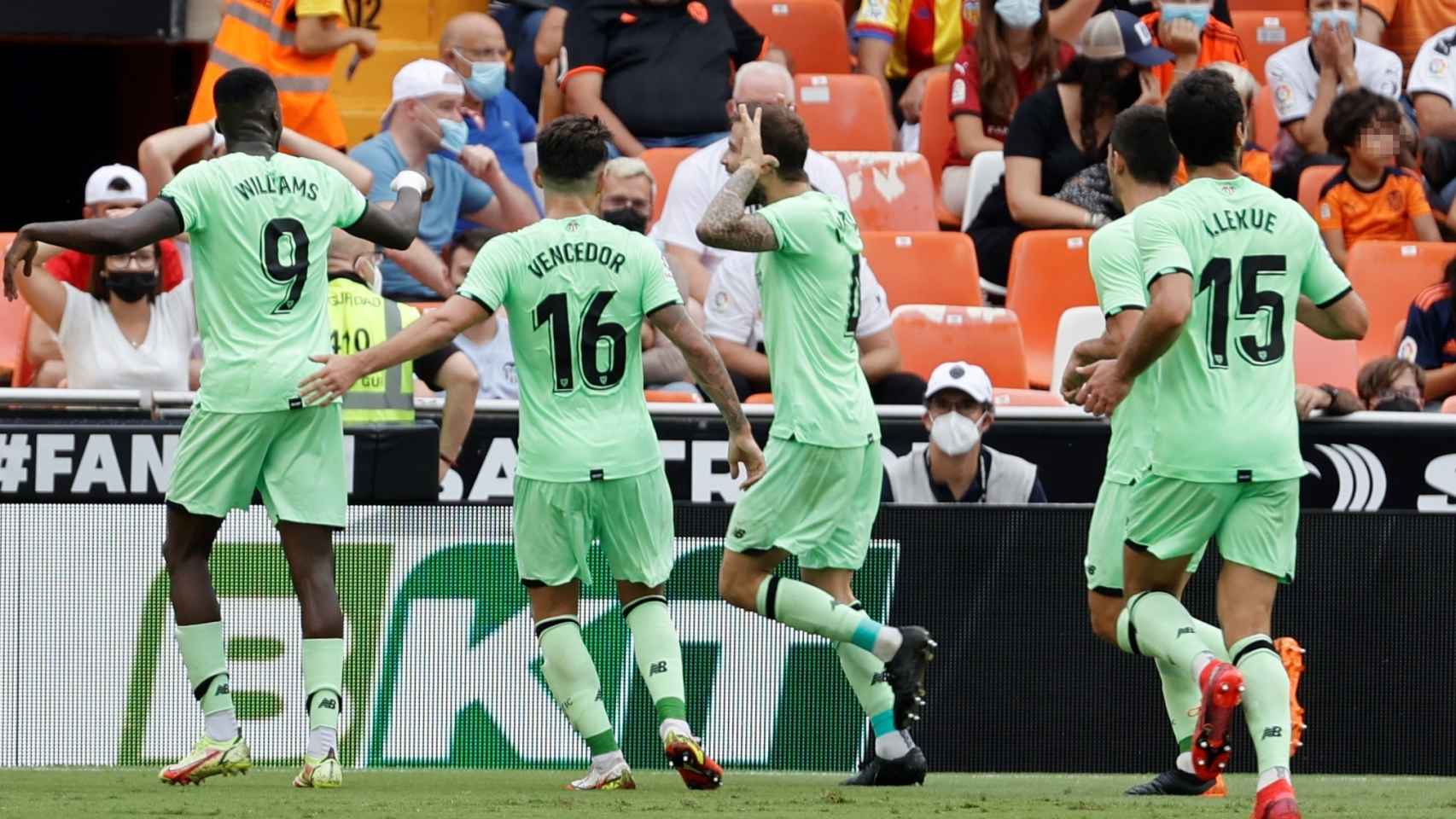 Los jugadores del Athletic celebran su gol ante el Valencia