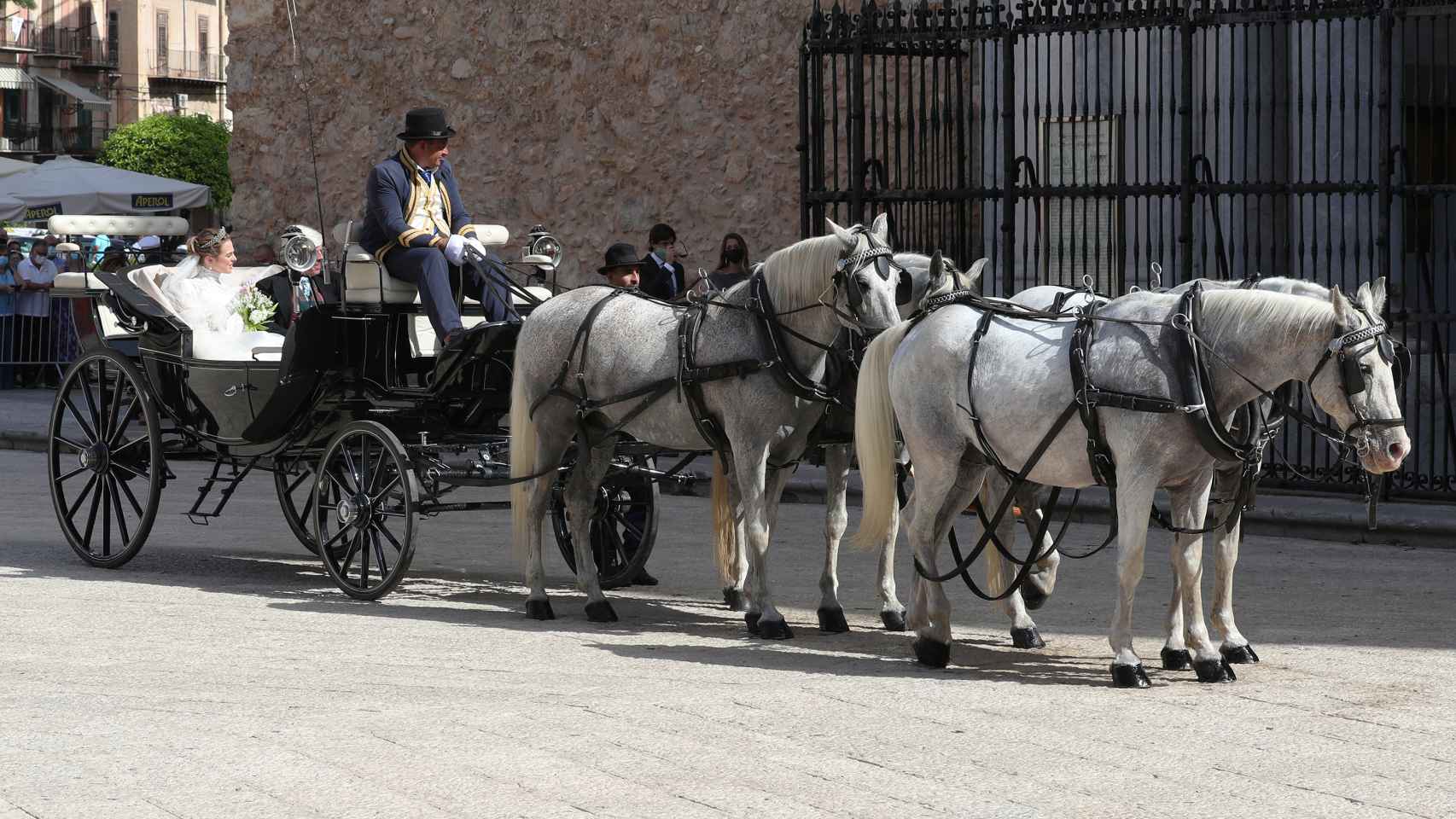 La novia, Lady Charlotte Lindesay-Bethune, ha llegado en un carruaje de caballos blancos.