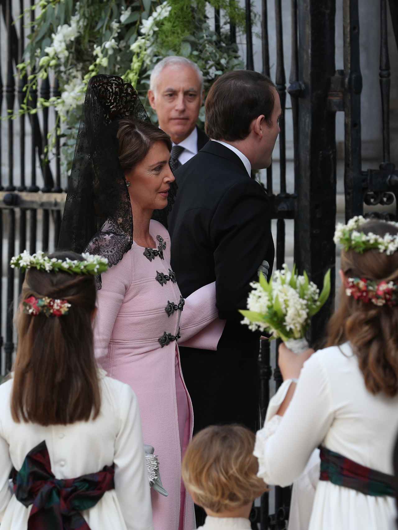 El novio, Jaime de Borbón-Dos Sicilias, ha entrado del brazo de su madre, Sofía Landaluce, vestida de rosa y con mantilla.
