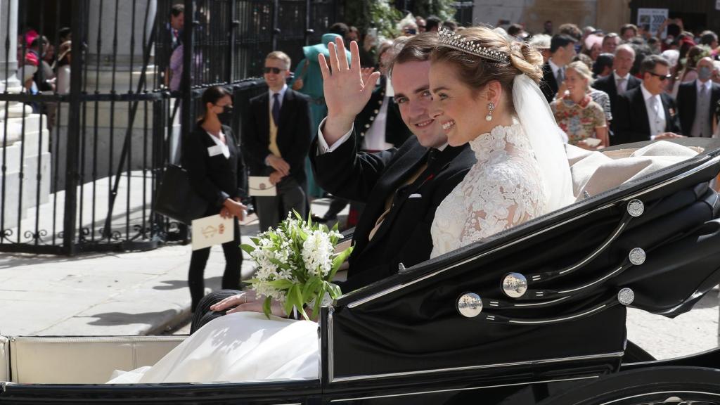 Los duques de Noto, ya como recién casados, saludan a los curiosos que rodeaban la catedral.