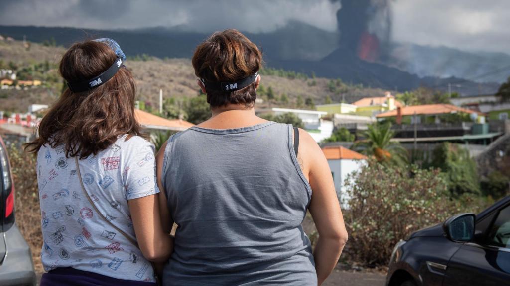 Las hermanas vislumbran el volcán.