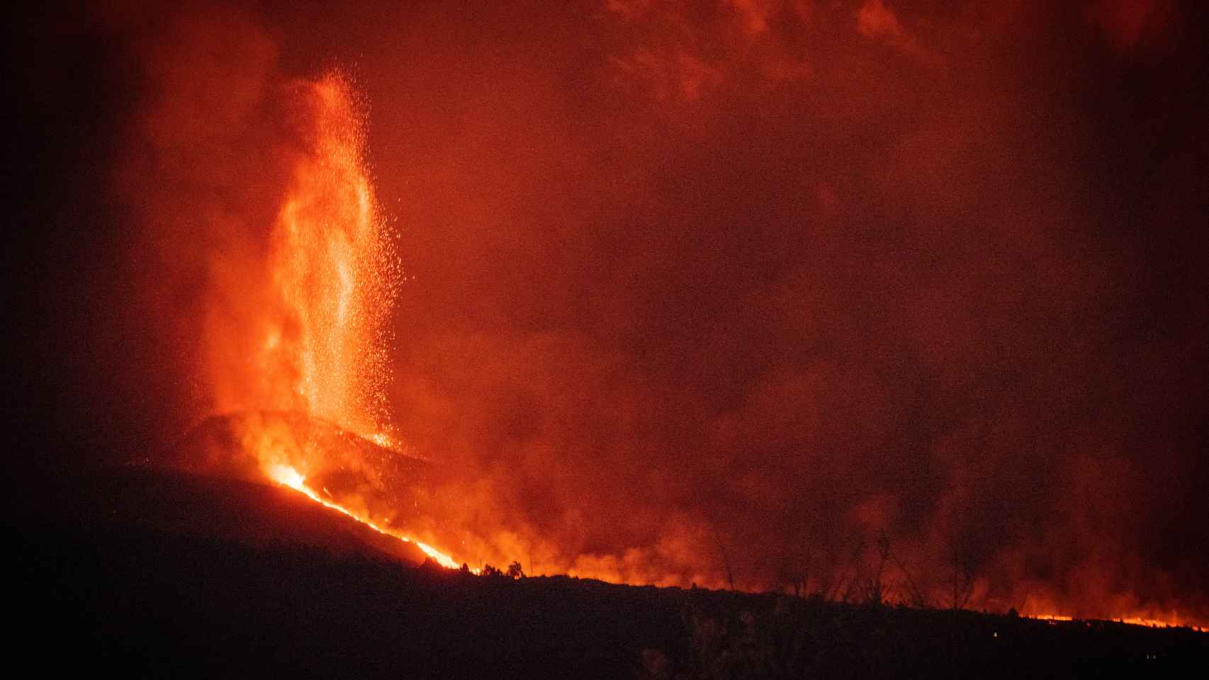 Una imagen del volcán durante la noche del sábado.
