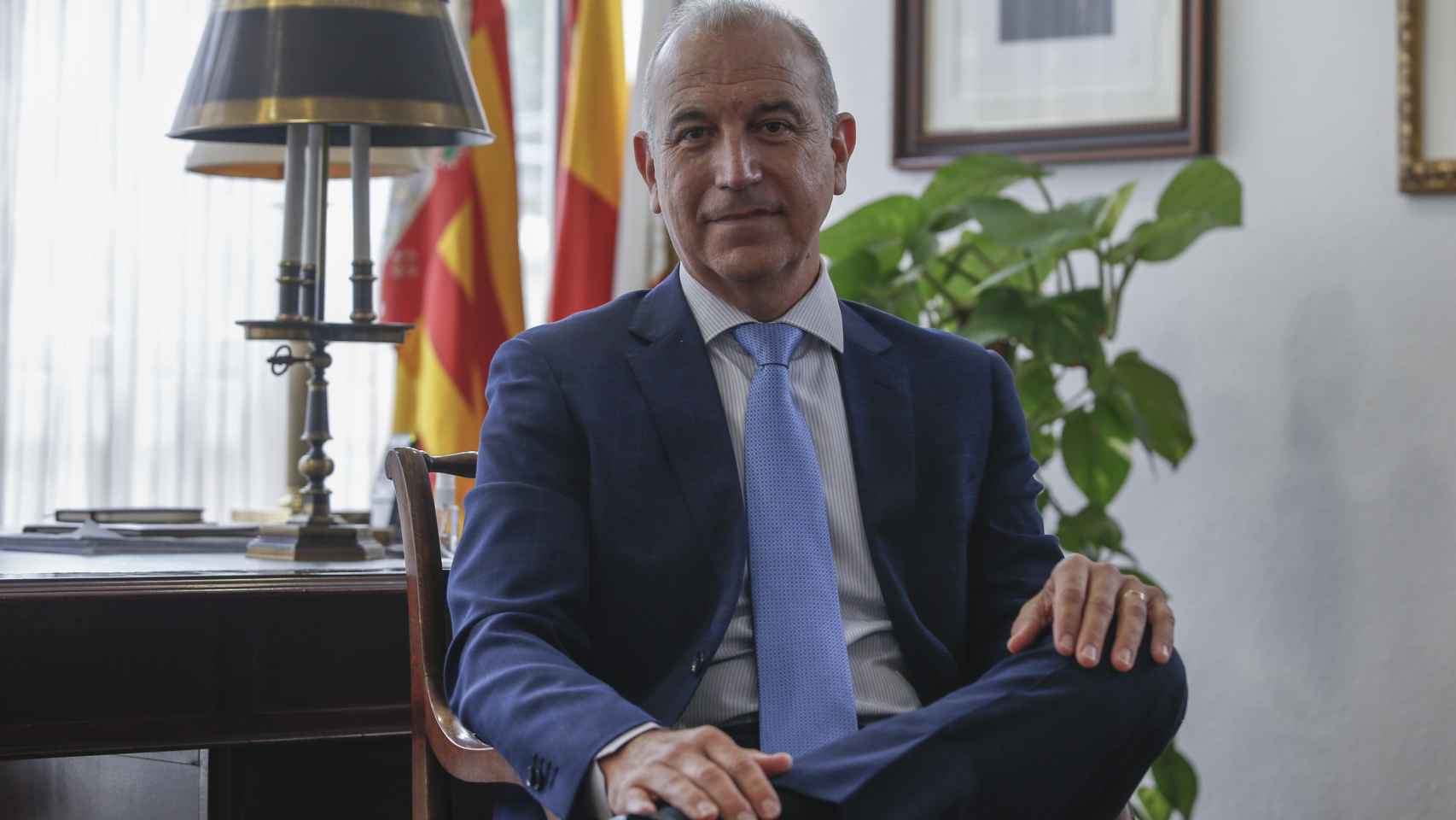 El nuevo presidente del Colegio de Médicos de Alicante, Hermann Schwarz, en su despacho.