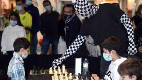 El Rey Enigma participa en una partida de ajedrez contra niños
