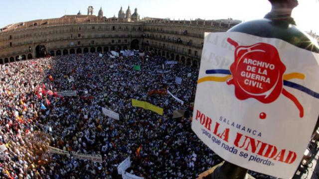 Multitudinaria manifestación en la Plaza Mayor de Salamanca en el año 2005 en defensa de la unidad del Archivo de la Guerra Civil