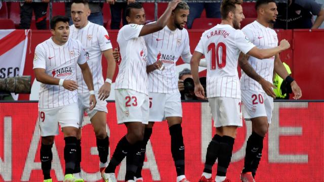 Los jugadores del Sevilla celebran el gol frente al Espanyol