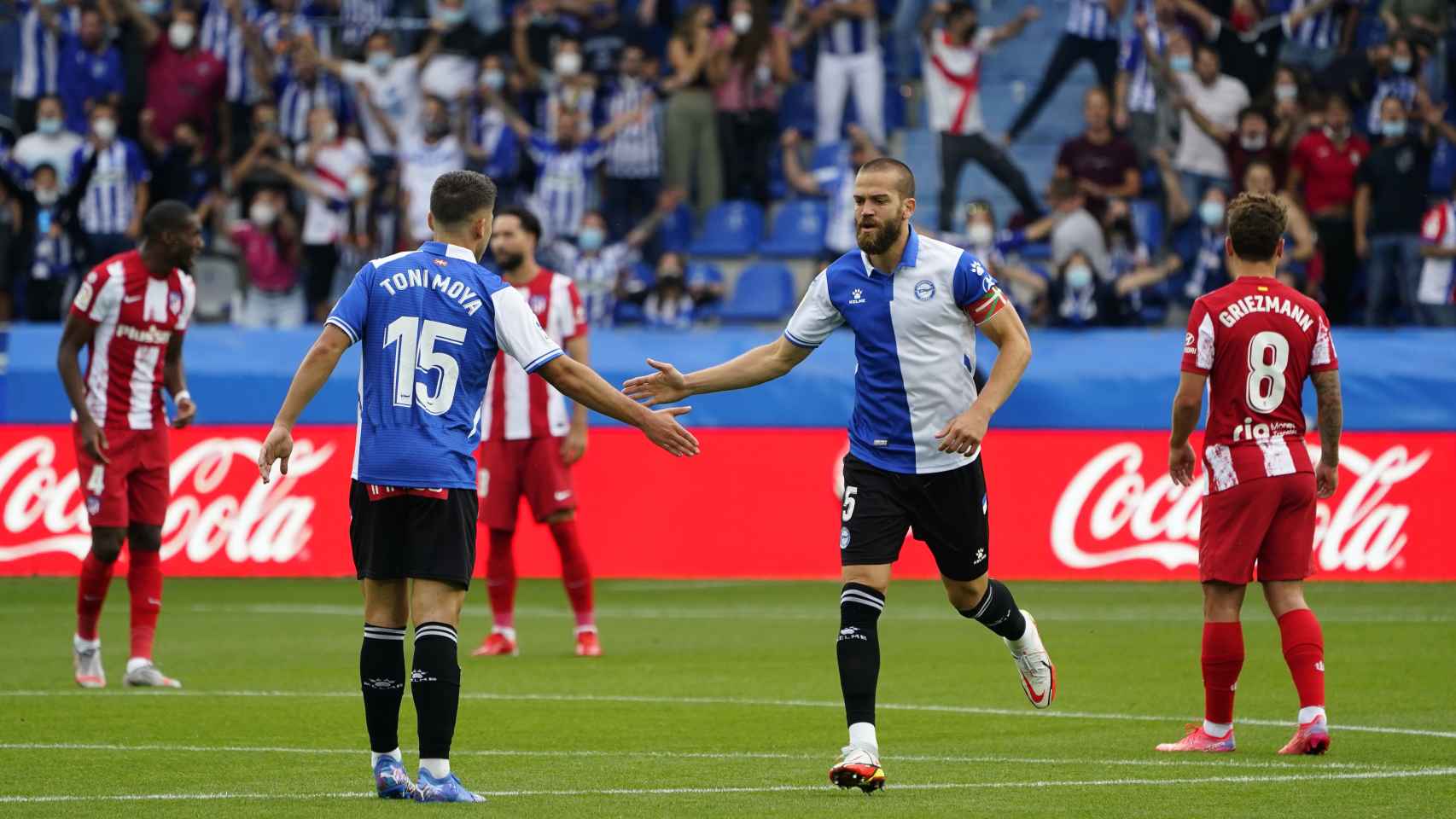 Víctor Laguardia celebra su primer gol con el Alavés con Toni Moya