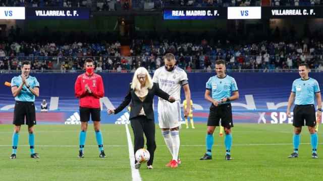 Susana Rodríguez hace el saque de honor del Real Madrid - Villarreal