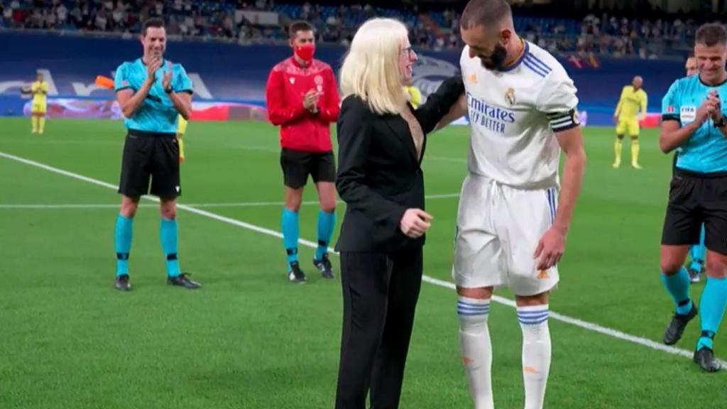 Saque de honor de Susana Rodríguez en el Santiago Bernabéu antes del Real Madrid - Villarreal