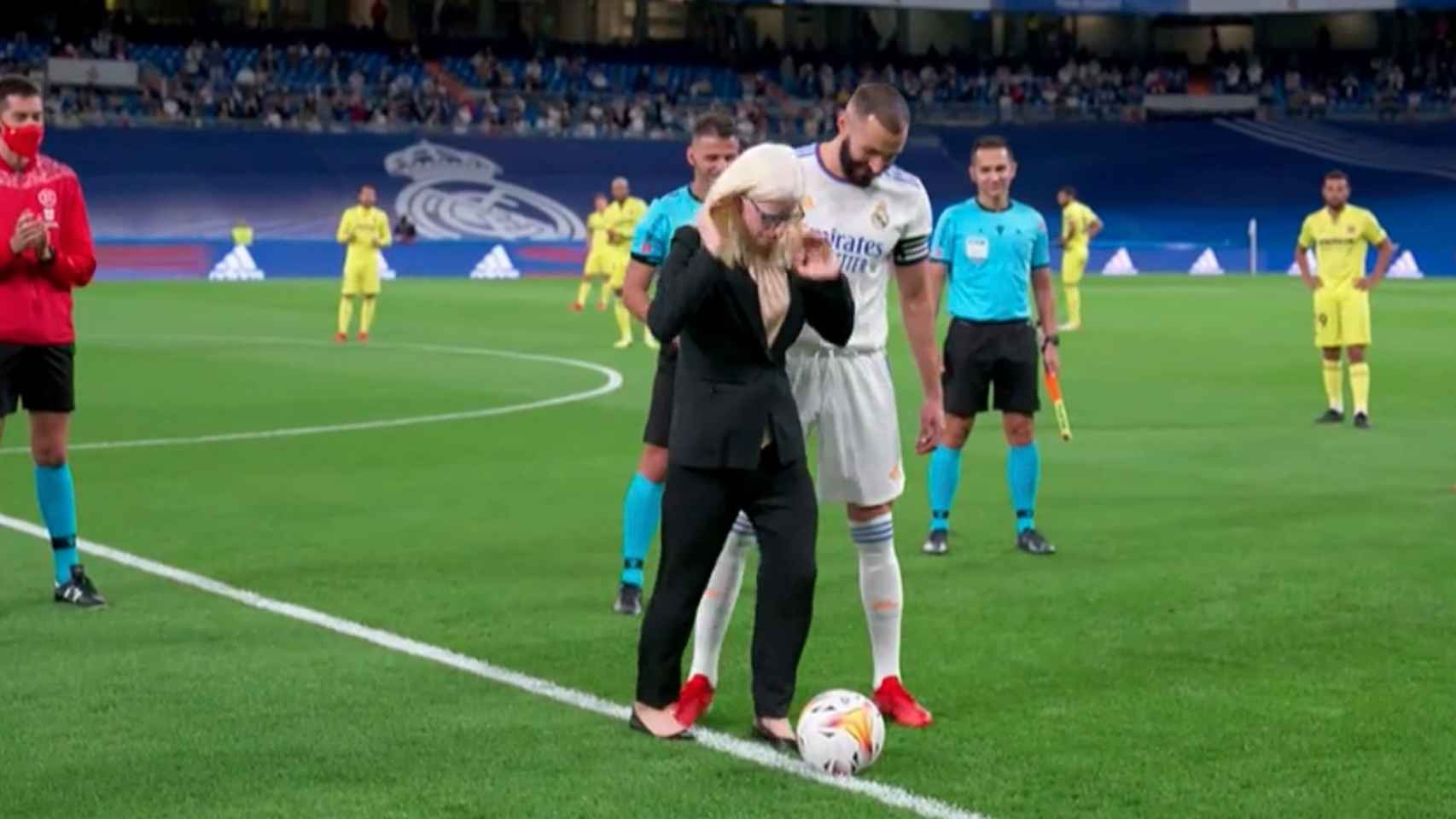 Saque de honor de Susana Rodríguez en el Santiago Bernabéu antes del Real Madrid - Villarreal
