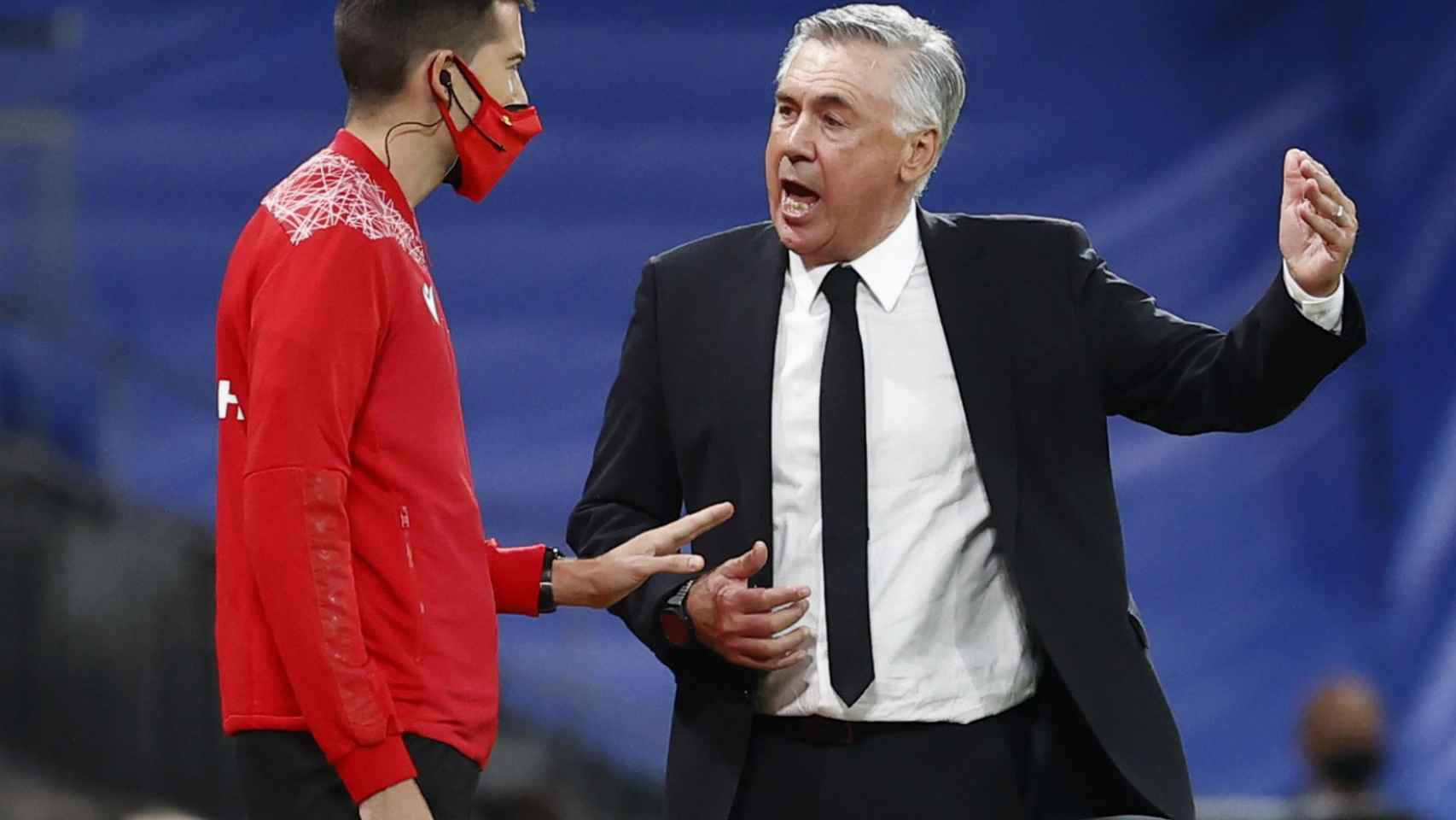 Carlo Ancelotti protesta al cuarto árbitro por un penalti no pitado a Nacho