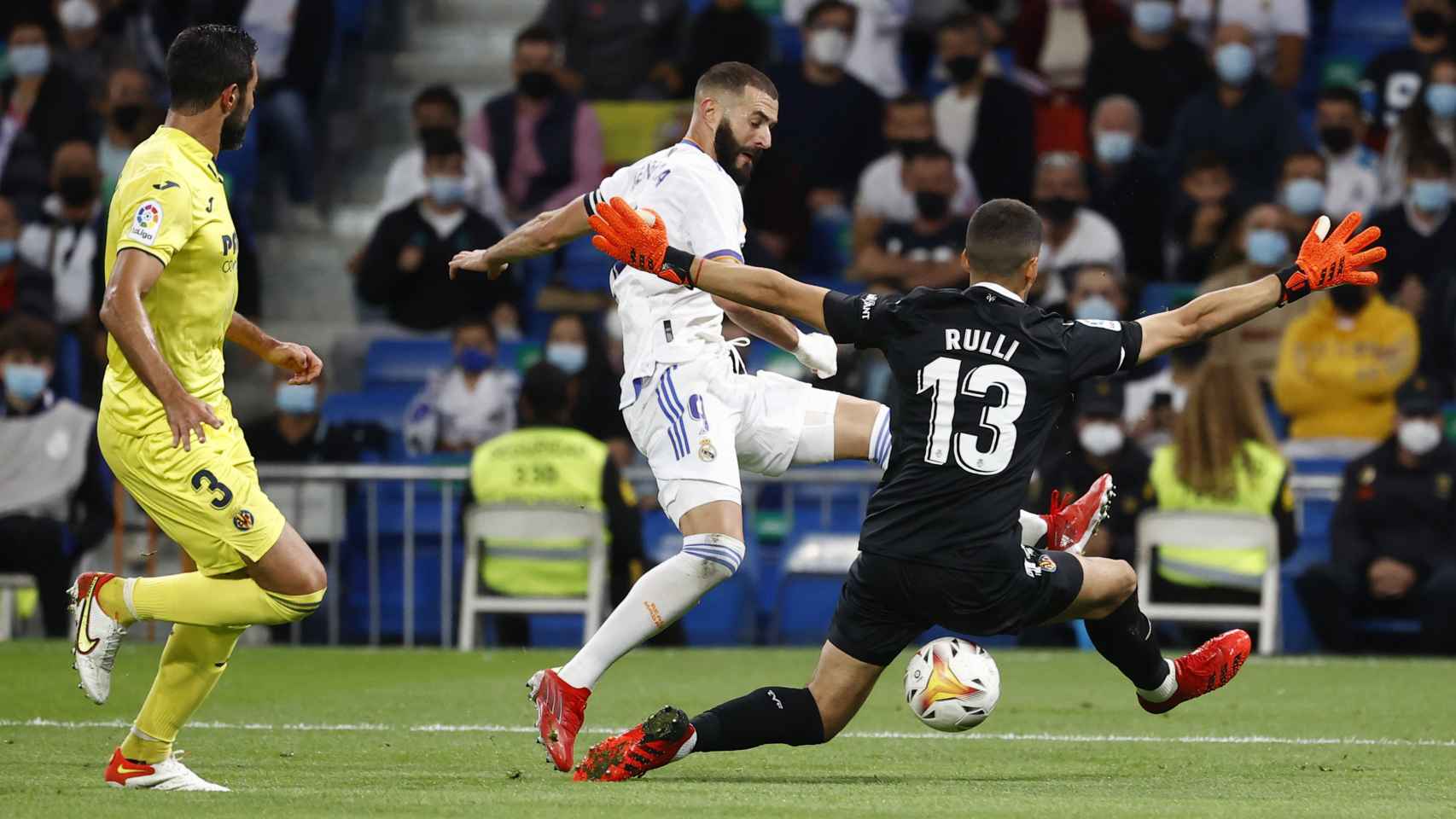 Karim Benzema golpea al balón frente a Gerónimo Rulli