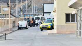 Un minibús en la frontera de Tarajal traslada a menores marroquíes para su repatriación.