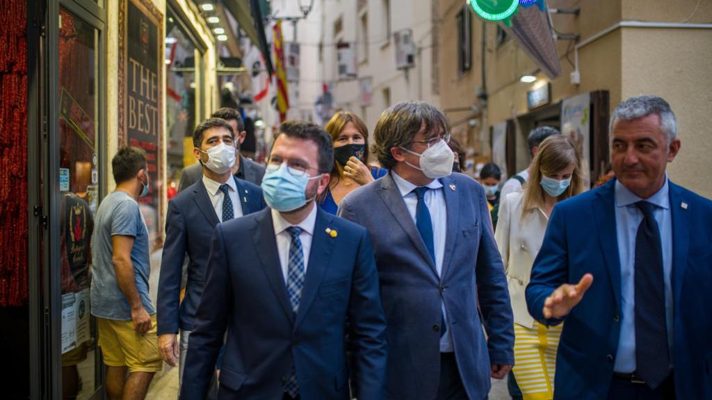 Aragonés y Puigdemont junto al alcalde de Alguer, Mario Conoci. A sus espaldas, el vicepresidente de la Generalitat, Jordi Puigneró; la presidenta del Parlament, Laura Borràs; y la consellera de Acción Exterior, Victoria Alsina.