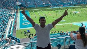 Oliver disfrutando de un partido de fútbol americano en el estadio de los Miami Dolphins.