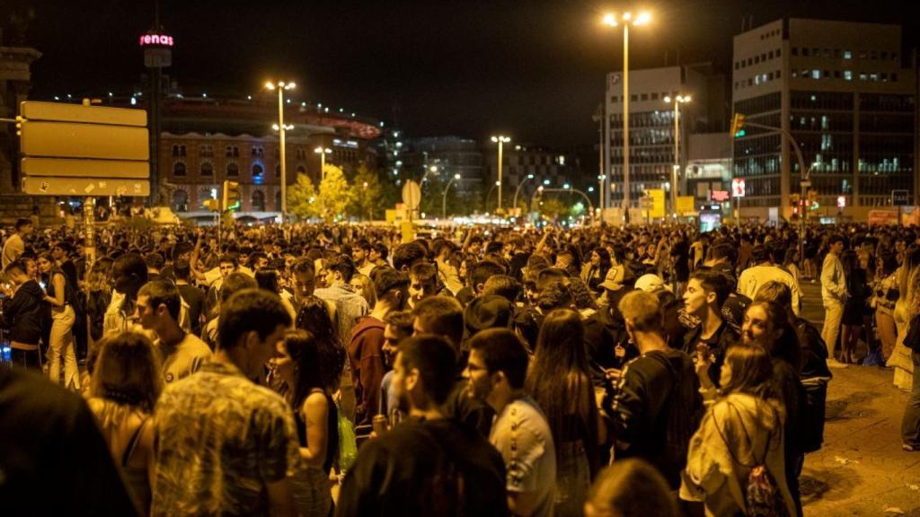 Grupos de personas se concentran en la vía pública durante el primer día de las fiestas de la Mercè  (Barcelona).