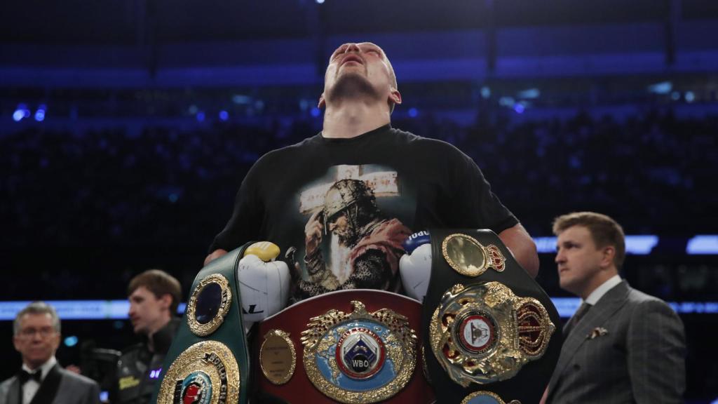 Oleksandr Usyk, con sus cinturones tras la pelea contra Anthony Joshua