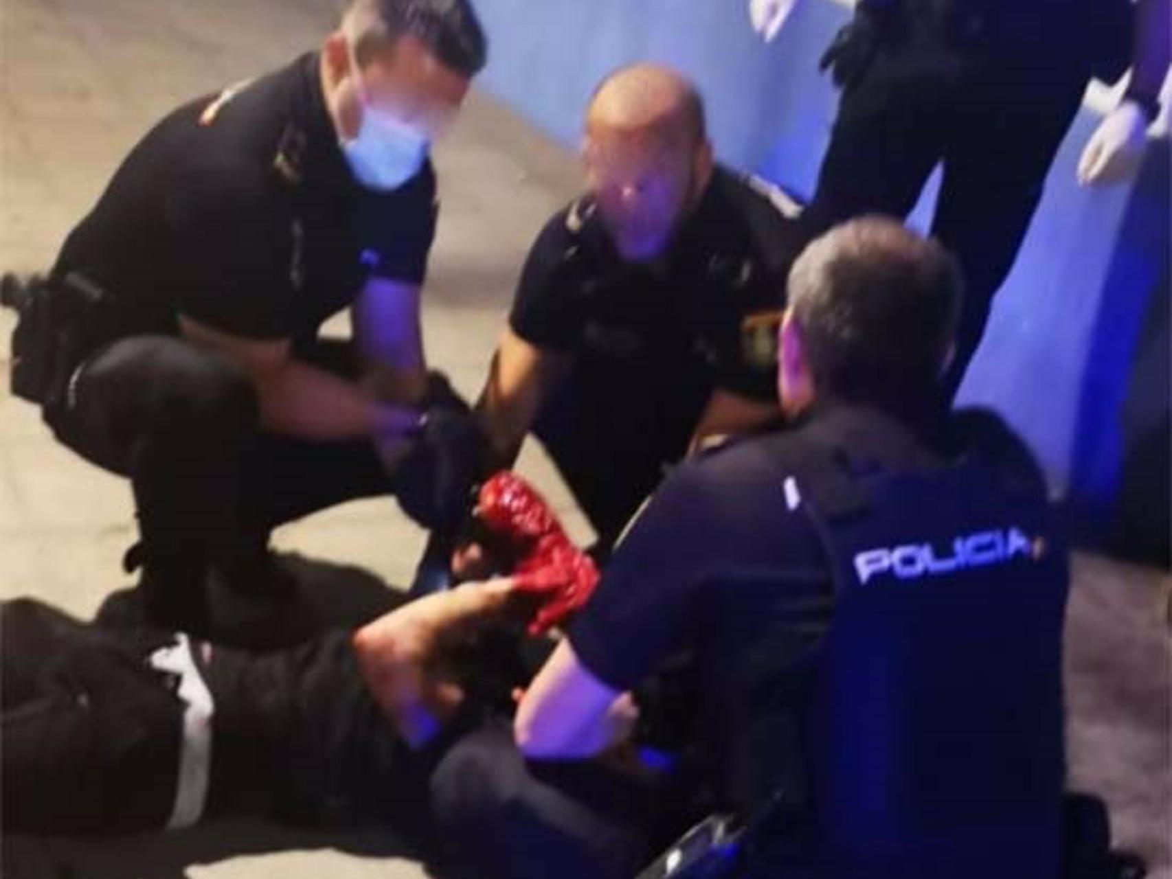 Agentes de la Policía Nacional de Ciudad Real auxilian a un hombre que se estaba desangrando en plena calle. Foto: EP