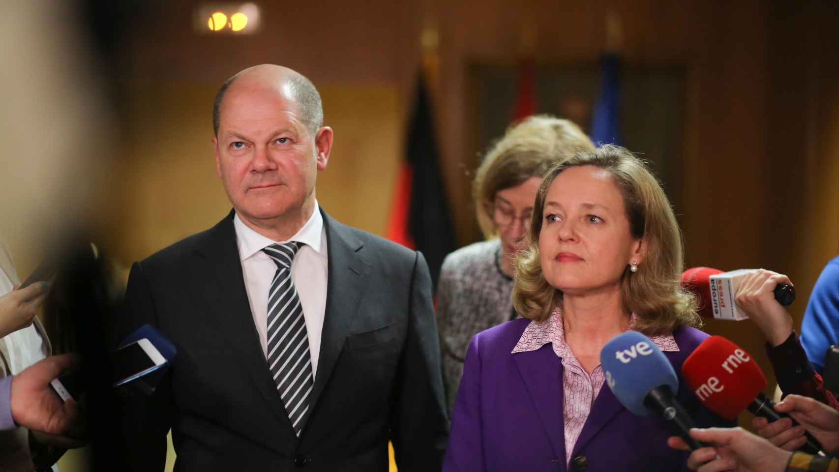 La vicepresidenta de Economía de España, Nadia Calviño, y del vicecanciller y ministro alemán de Finanzas, Olaf Scholz
