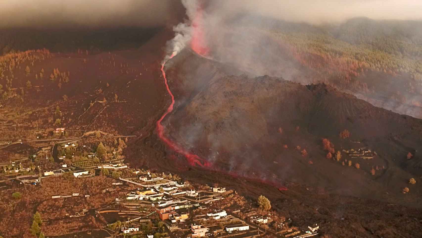 Los ríos de lava descienden hacia Todoque. Imagen realizada por un dron.